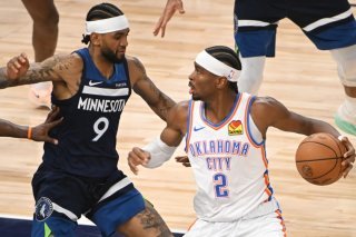 Le MVP de la saison régulière Shai Gilgeous-Alexander (à droite) a réussi un grand match face aux Timberwolves et son cousin Nickeil Alexander-Walker. KEYSTONE/EPA/CRAIG LASSIG